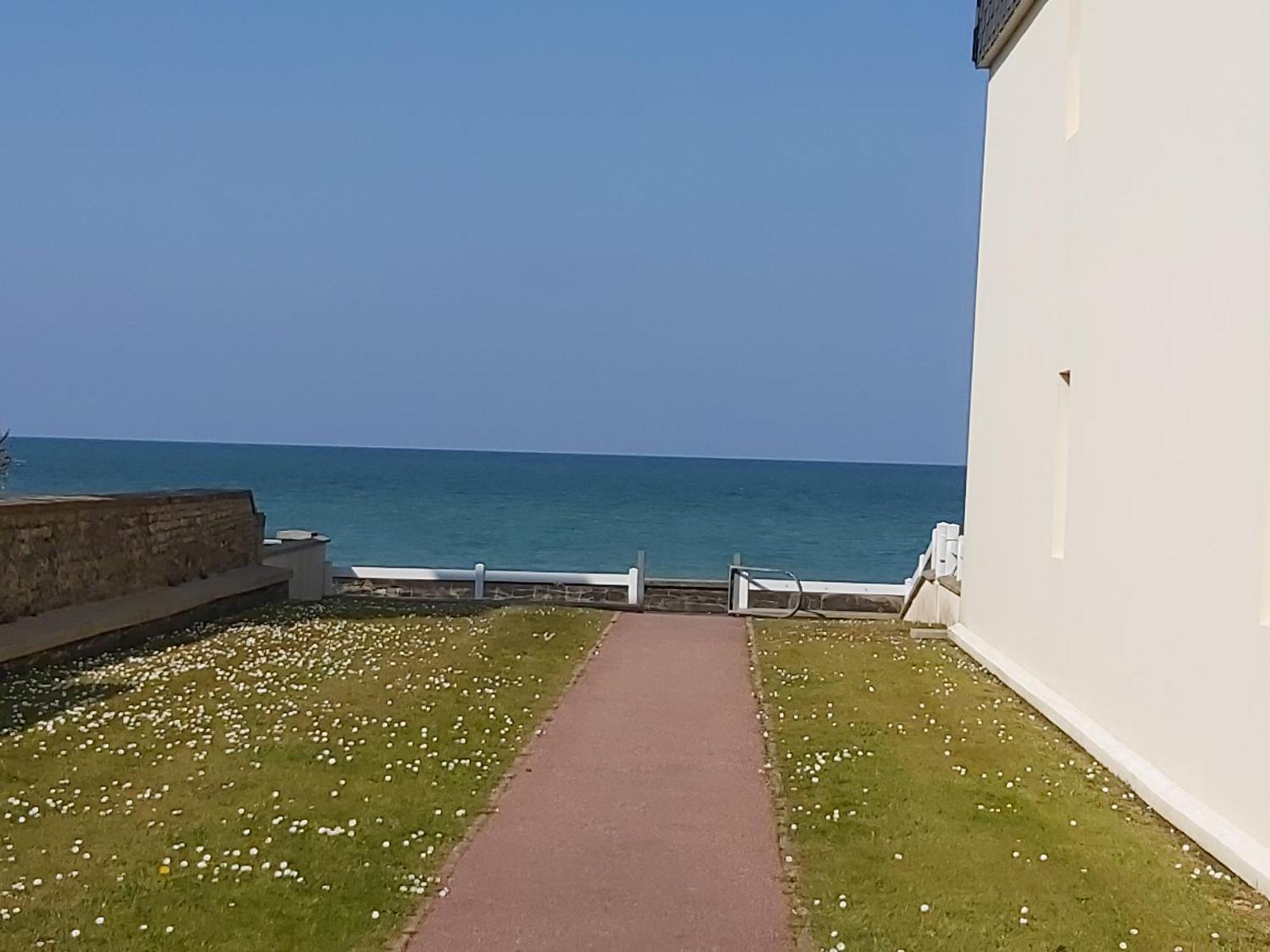 Les Pieds Dans L'Eau - Acces Direct A La Plage Bernières-sur-Mer Exterior foto